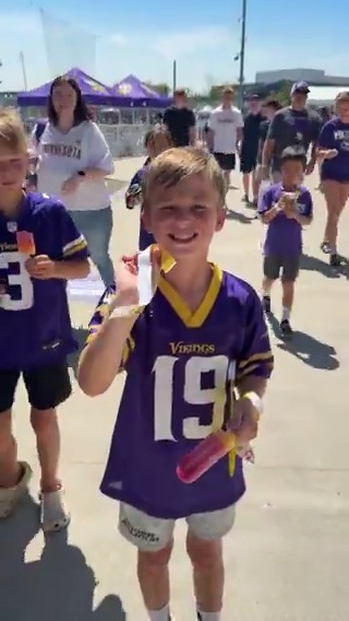 Stand in the box... win the prize ๐ This fan earned a golden wristband to guarantee his post-practice autograph. Check out this link to learn more: