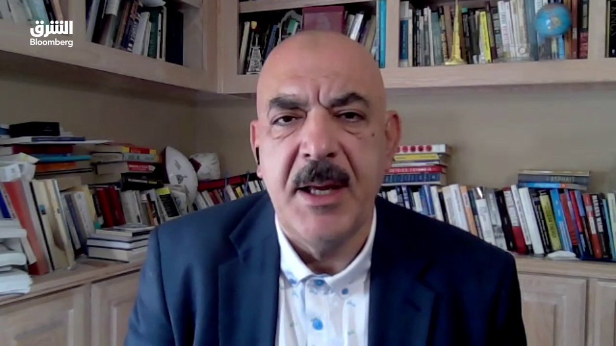 مستشار التحرير في منصة الطاقة المتخصصة، أنس فيصل الحجي لـ"الشرق بلومبرغ": 📌أرباح تكرير البنزين تتجاوز 50 دولارًا للبرميل، بينما يحقق منتجو النفط الصخري في غرب تكساس أرباحًا تصل إلى22 دولارًا للبرميل عند الأسعار الحالية 📌 أزمة السوق الحالية في التكرير والمنتجات النفطية لا في النفط الخام 📌مع دخول المصافي موسم الصيانة يُتوقع انخفاض مخزونات البنزين والديزل وارتفاع أسعارهما دون زيادة مماثلة في أسعار الخام 📌 إعادة ملء المخزون الأميركي لن تتجاوز 400 ألف برميل يوميًا مقابل سحب وصل إلى 1.9 مليون برميل يوميًا 📌ما يعني أن التعويض قد يستغرق أكثر من عامين، بالتزامن مع تراجع الطلب على البنزين في أميركا وضغوط كبيرة على شركات الطيران عالميًا kareem mosaad Anas Alhajji 🔴 تابعوا الشرق بلومبرغ للمزيد