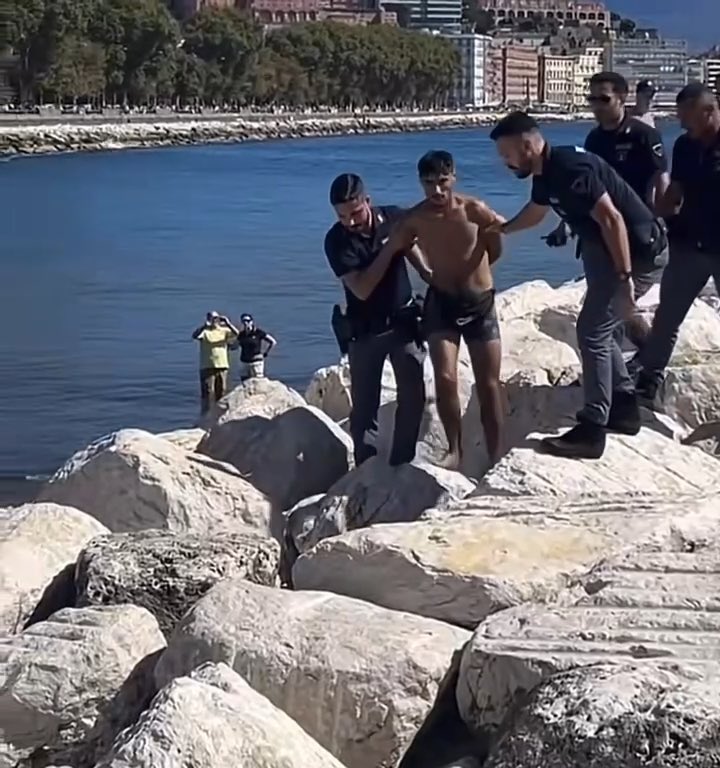 Naples 🇮🇹: A Moroccan immigrant robbed someone, then tried to escape by jumping into the sea. Chased down and arrested by police, and while being taken away, he even started insulting Italians.