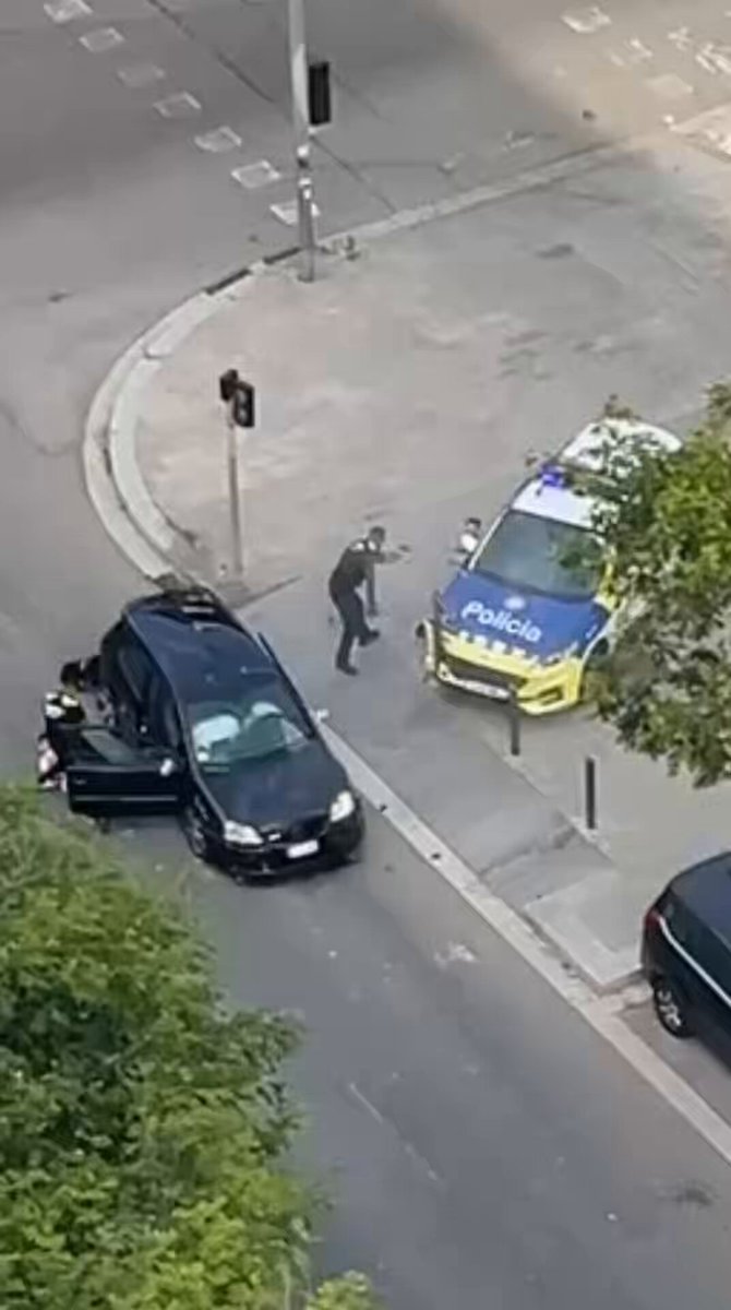 Como podéis ver en este vídeo, detención espectacular de la Guardia Urbana de #Badalona. Tras una peligrosa huída en vehículo, los agentes han detenido a un delincuente con 44 detenciones y una orden de busca y captura en vigor. Actuaciones como esta demuestran la profesionalidad, la valentía y la eficacia de nuestros agentes. Mi reconocimiento y agradecimiento por el gran trabajo que realizan cada día. Seguimos trabajando!! 💪💪 Guàrdia Urbana de Badalona