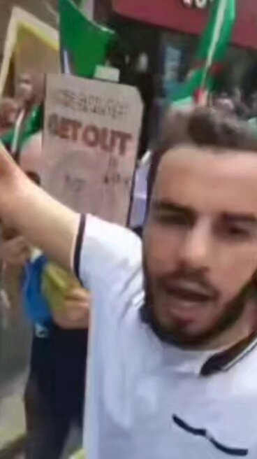 الجزائري المذلول احمد سقلاب بعدما كان يهاجم نظام العسكر الجزائري وفجأة أصبح يطبل له الناس خارجين مظاهرة لطلب الحرية والتغيير واين الثروة ويريدون إسقاط النظام الجزائري العسكري وهوا خارج السيسي عدو الله 🤣🤣🤣 ما دخل السيسي فيكم ما فهمت؟