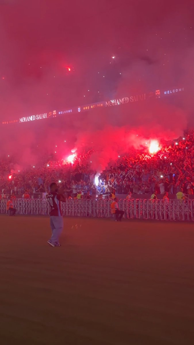 The Trabzonspor fans gave Mo Salah an unbelievable welcome 🤯 🎥 via Trabzonspor