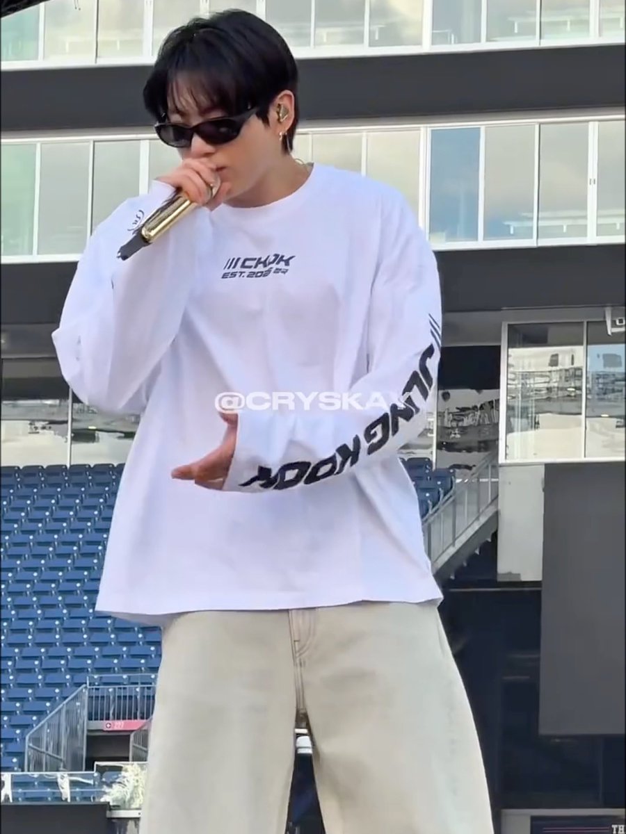 » crown on the back » tattoos on the right sleeve matching jungkook’s hand tattoos placement » ‘JUNGKOOK’ on the left sleeve