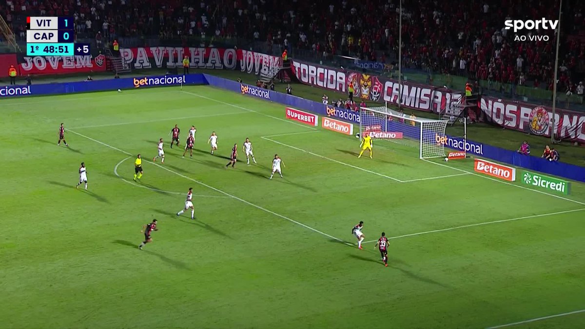 Tudo igual no agregado! Erick chutou no cantinho e fez o segundo gol do Vitória no jogo. Com esse placar, a decisão está indo para os pênaltis. #Futebol #CopaDoBrasil #Vitória #AthleticoPR