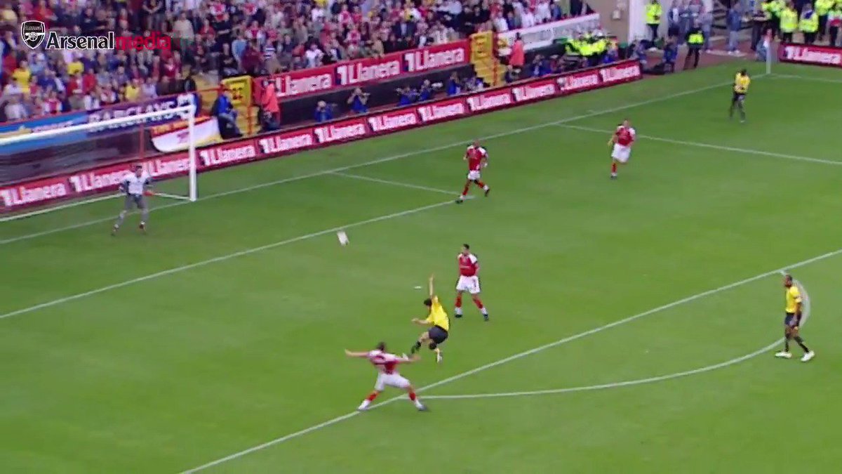 Este gol de Robin van Persie es de lo más espectacular que van a ver en el día. Hoy cumple 43 años. Uno de los mejores delanteros de su época 🎯🔥