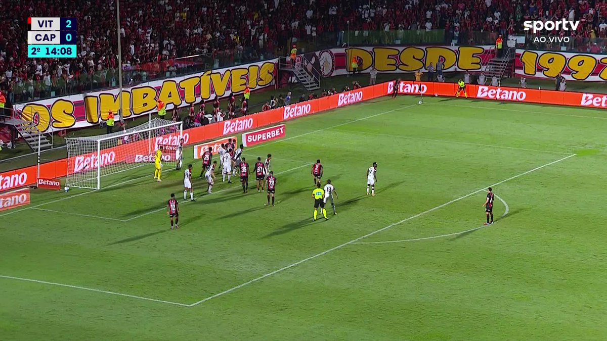 O Vitória foi buscar! No escanteio, Santos errou na hora de tirar a bola, que sobrou para Renê, que fez o terceiro do jogo. #Futebol #CopaDoBrasil #Vitória #AthleticoPR