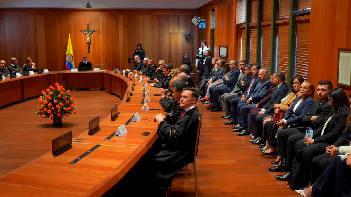 La justicia colombiana suma hoy una nueva voz al servicio del país. La abogada Paula Andrea Ramírez Barbosa tomó posesión como magistrada de la #SalaEspecialDePrimeraInstancia de la Corte Suprema de Justicia. Doctora en Derecho, penalista y académica, asume este nuevo reto con una sólida trayectoria al servicio de la justicia. #JusticiaPresente #Paridad #MásMujeresMásJusticia