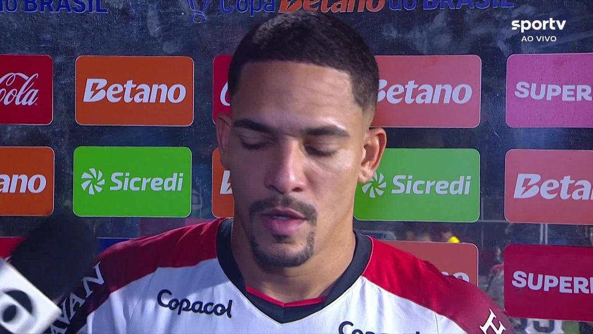 O lateral Gilberto lamentou a eliminação do Athletico-PR na Copa do Brasil. #Futebol #CopaDoBrasil #AthleticoPR