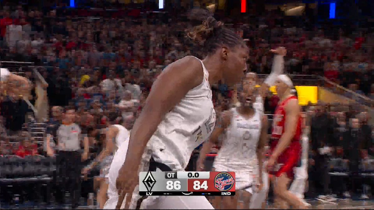 CHELSEA GRAY CLUTCH THREE FOR THE WIN IN OT 🤯 She silenced the Fever crowd once again‼️