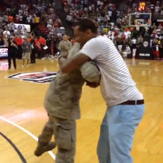 When Air Force member Nathaniel Mills threw down a windmill in full military fatigues 👀