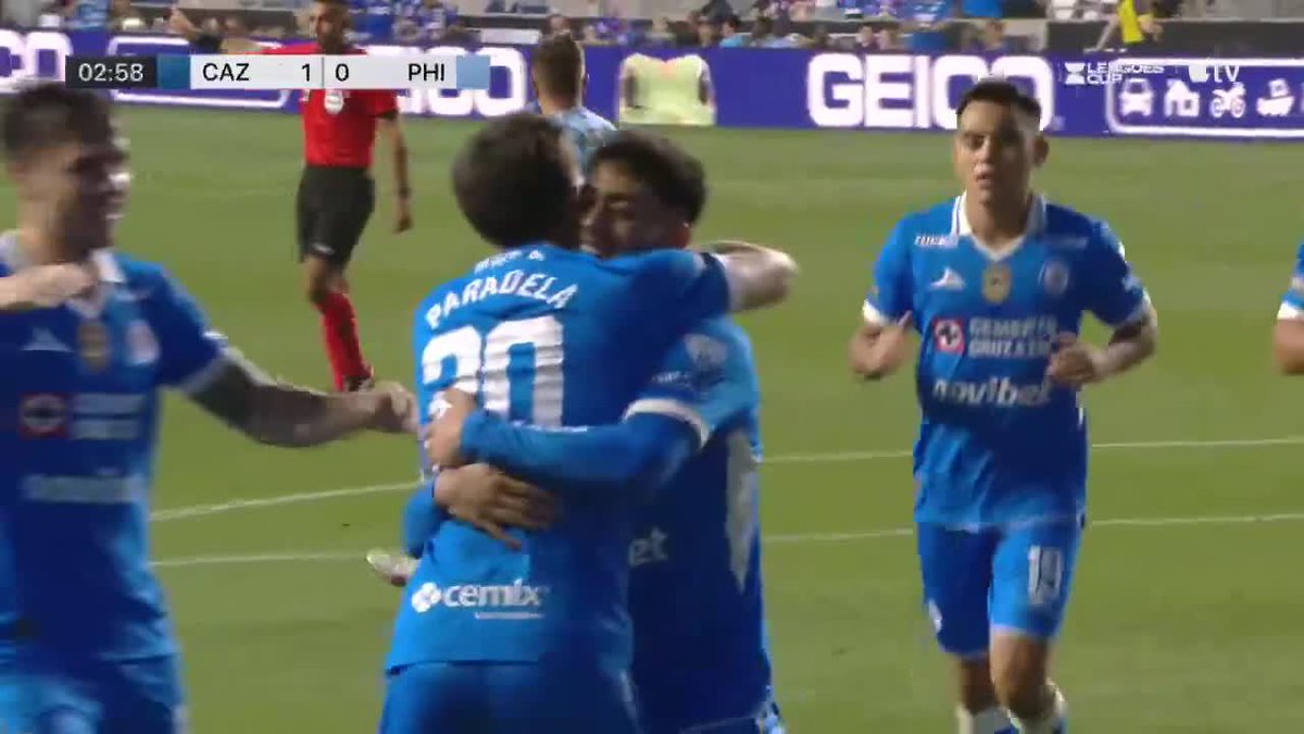 ¡¡PARADELA SIGUE ON FIRE!! El volante ex-River se lució con un zurdazo de primera, desde la medialuna del área: ¡GOLAZO para el 1-0 final del Cruz Azul ante Philadelphia Union por la #LeaguesCup! 📹 Leagues Cup on Apple