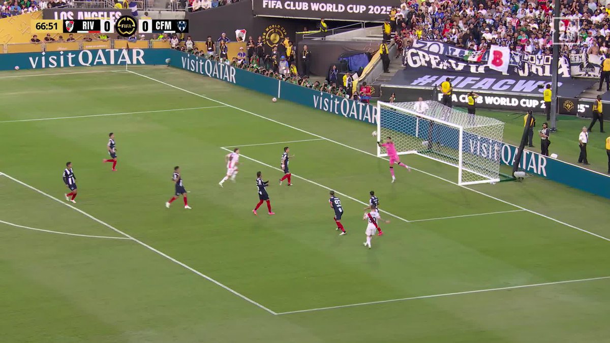 Essa jogada aqui exemplifica muita coisa sobre o jogo do Colidio quando por dentro. Nesse jogo ele foi titular como um falso 9. Se apresenta pro passe, gira, dribla e serve o Mastantuono fechando pra finalizar.