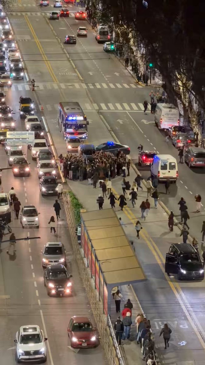 Si están frenados en Juan B Justo no es porque hubo un choque, es porque Rosalía salió a saludar en el medio del Metrobus.