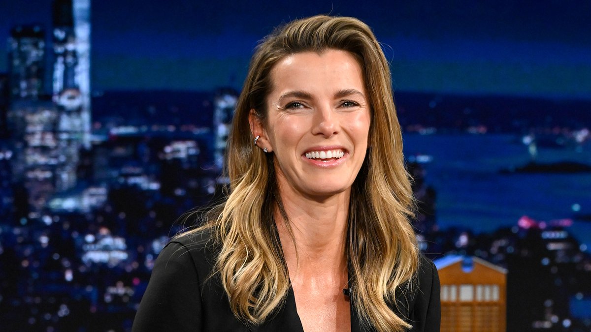 Betty Gilpin thought she could skip the DMV line after being mistaken for Jodie Comer 🤣 #FallonTonight