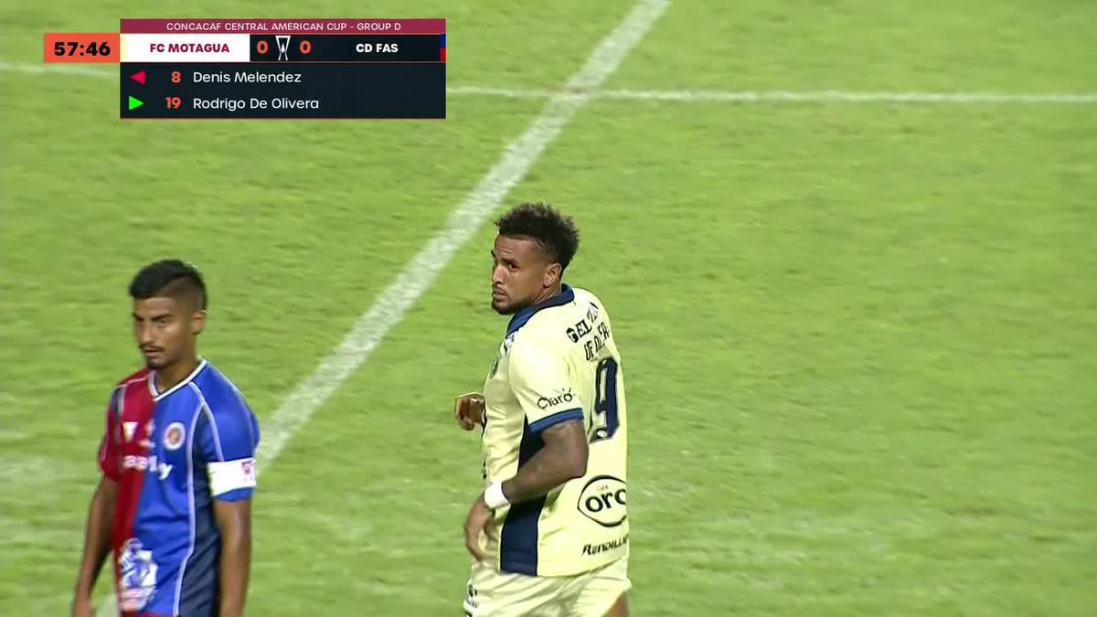 😅🇭🇳NO, NO, NO, ¿QUÉ ACABAMOS DE VER? Motagua preparaba la sustitución de Rodrigo de Olivera y, mientras esperaba el momento para ingresar, Sacaza, su compañero, le dio el pase. ¡INSÓLITO! ▶️Todos los juegos de la 🏆#CopaCentroamericana en el Plan Premium de #DisneyPlus