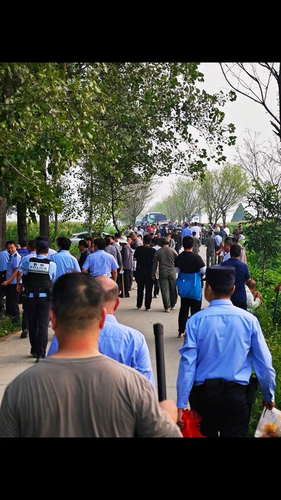 河南西平县重大刑事案件搜捕仍在持续 当地进一步升级搜索力度： 1、部署大批警察和特警加大投入，道路两旁筑起长长的人墙； 2、同时动用收割机大面积收割玉米地，排查每一处可能藏身的位置。 看着这阵仗，我想问： 这种”人海战术”到底是谁想出来的？真的是最壮观的方案？