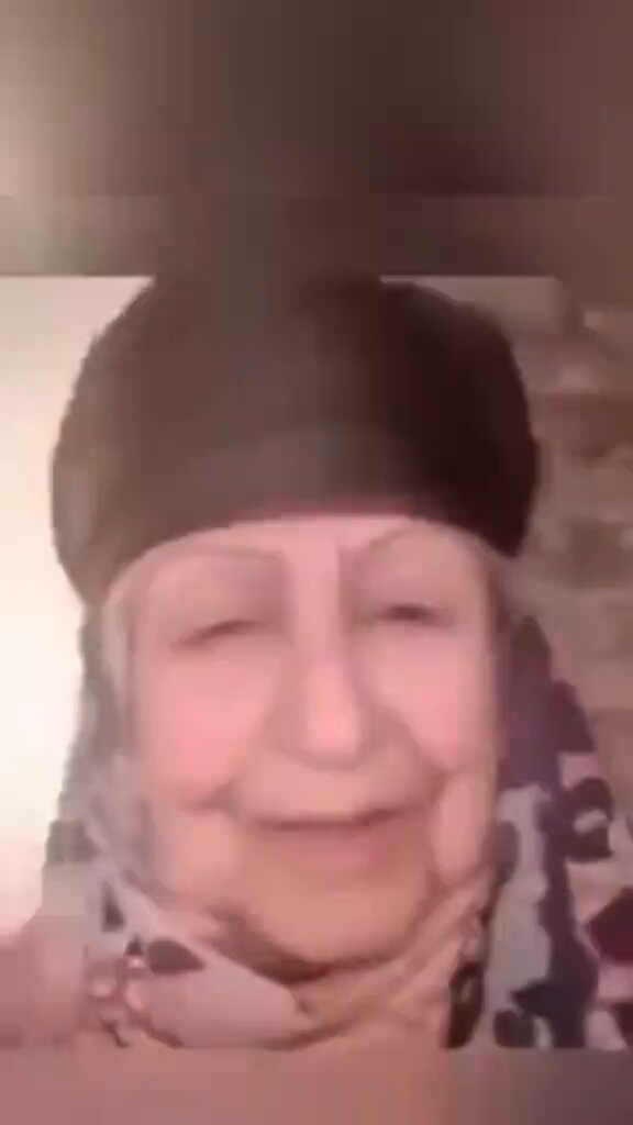 مسنه مصرية حضرت حفل زفاف يمني في القاهرة الف تحية لنساء اليمن رمز العفة لكل نساء العرب، وهذه سلوم وعلوم وحشمة المرأة المسلمة، سوا في اليمن او دول الخليج، مع كامل إحترامي لجميع نساء الدول العرب. وتحية لهذه الام المصرية الجميلة أوي ❤