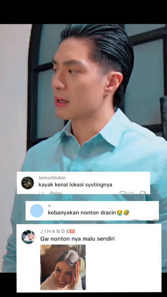 Gw gak mau nonton ini sendiriaaan 😭😭 Mata gueee,, kuping gueee,,, tholoongggg😭 Sarwendah sama Gio lagi main dracin dracinan. Terus adegan menghadang motor... AH CAPEEK TOLONG 😭😭 Dia yang acting gw yang malu astaghfirullah. Eh tolong itu rumahnya kayak rumahnya Wendy Lo. Kalian tinggal bareng kah dirumah itu?