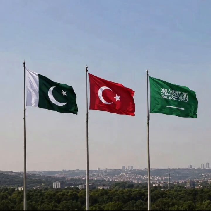 Türkiye, Suudi Arabistan ve Pakistan bugün Cidde'de üçlü savunma anlaşması imzalayacak. Üç ülkenin oluşturacağı savunma ittifakının adı ise Mekke Anlaşması olacak.