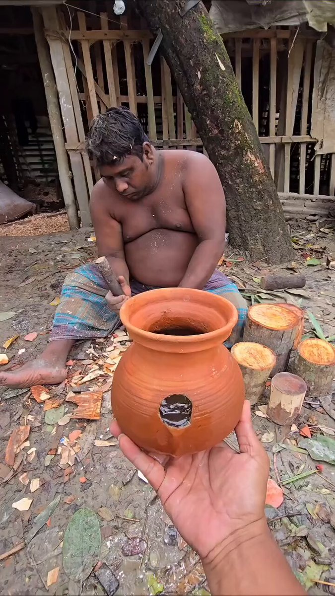 हुनर की कोई सीमा नहीं होती! देखिए कैसे साधारण लकड़ी को तराश कर एक चमकदार और सुंदर कलश तैयार किया गया। लकड़ी से बना खूबसूरत कलश! कारीगर का यह अद्भुत हुनर देखकर आप भी हैरान रह जाएंगे।