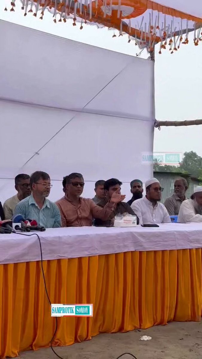 বিম্পি নেতা রাশেদের বক্তব্য শুনতে ছুটে এলো গরু
