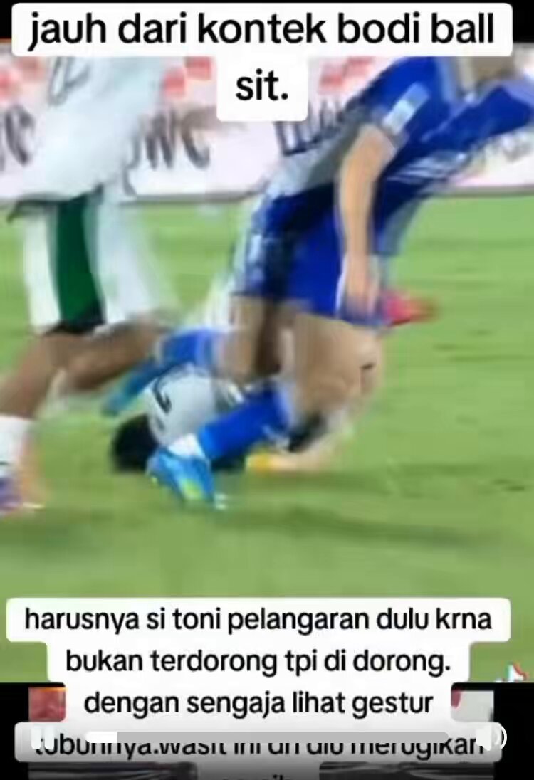 Ada sedikit kejadian yang luput dari pengamatan wasit , dimana Peralta di dorong oleh Tony J pisa