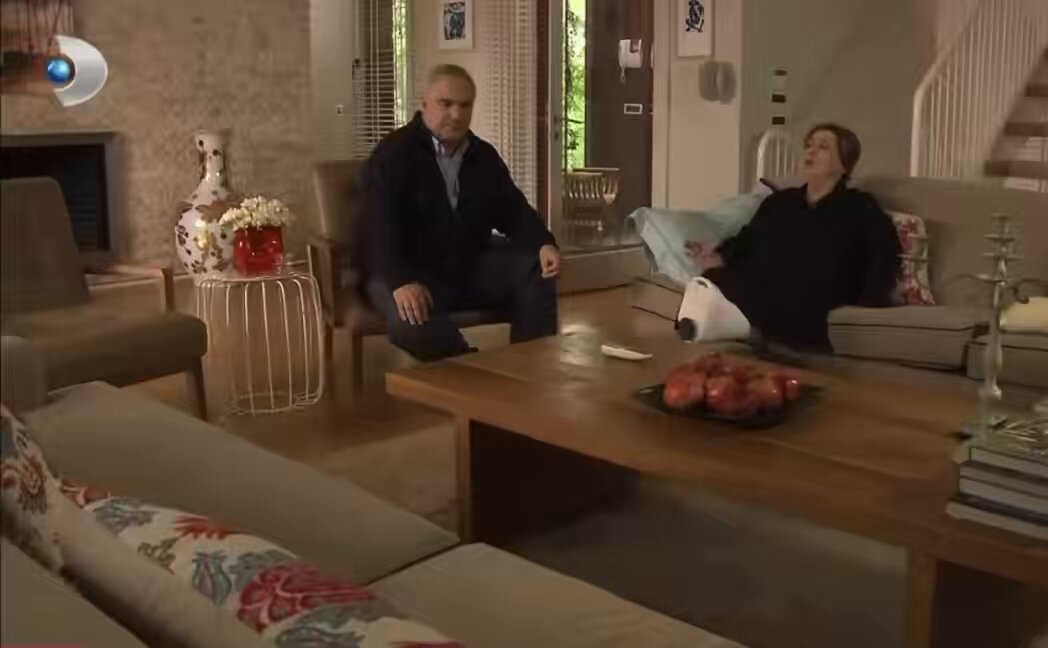 Hayriye o kadar bencil bir anne ki Fikret buraya gelecek diye ödü kopuyor utanmasa Nolmuş yani Tahsin bi çapkınlık yaptı diye diyecek