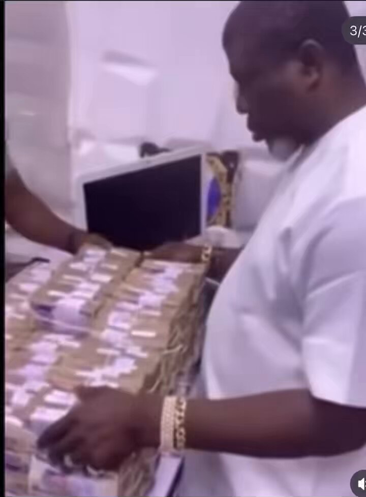 Leaked video of Billionaire Ochacho counting Millions of dollars in his office …Abeg where una Dey see money from oo😭