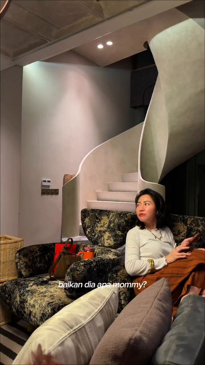 a girl's biggest nightmare fenomena boy mom yang saingan sama pacar anaknya itu beneran bikin geleng-geleng kepala. giliran pacar anaknya dateng bawa makanan, bukannya nasehatin si anak cowok biar tau diri dan bisa perlakuin ceweknya lebih baik lagi, eh malah sibuk pasang standar 'harus lebih baik dari mommy'. padahal dari gesture perhatian ceweknya itu aja udah bukti nyata kalo dia udah jauuuh lebih baik dan berkelas wkwk