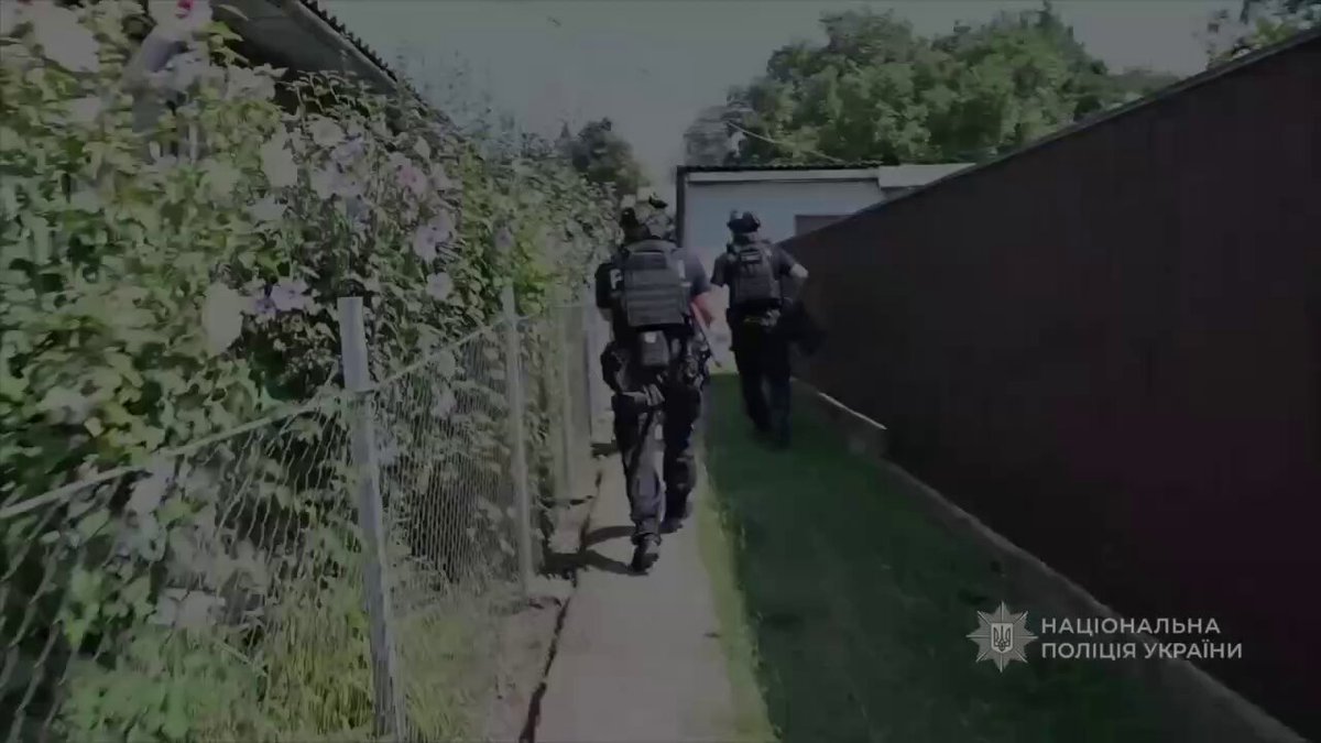 Їбать, оце сука патужно!!! мусора затримують маршрутчика, який там (як я зрозумів, яїбав то вивчати), просто тупо напиздів хуйні. СПЕЦНАЗ МУСОРНІ напав на тіпа, за те що він "чиюсь мамку їбав" Прикиньте, такий прикол на ухилєса Євген Вольнов от я би ржав.