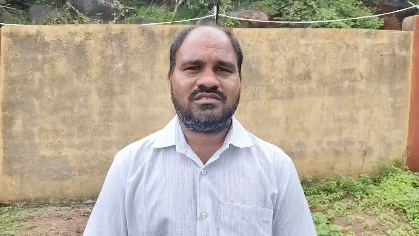 ‘నా భర్తను యాక్సిడెంట్ చేసి చంపుతావా? లేదా?’ తన భర్తను చంపాలని ప్రియుడిపై ఒత్తిడి చేసిన వివాహిత తనకు భార్య భవాని, ఆమె ప్రియుడు సైదులుతో ప్రాణహాని ఉందని పోలీసులకు భర్త రాజేశ్వరరావు ఫిర్యాదు 2016లో రాజేశ్వరరావు, భవానీకి వివాహం.. వీరికి ఇద్దరు కుమార్తెలు అయితే.. కొరియర్ బాయ్‌తో భవాని వివాహేతర సంబంధం పెట్టుకుందని, తనని చంపాలని ప్లాన్ చేసిందని భర్త ఫిర్యాదు తాను ఇంట్లో లేనప్పుడు.. కొరియర్ బాయ్ సైదులు ఇంటికి రావడం, పోవడం జరుగుతున్నాయని వెల్లడి ప్రియుడితో రోడ్డు ప్రమాదం చేయించి.. తనను చంపాలని భార్య ప్లాన్ చేసినట్లు ఇన్‌స్టాగ్రామ్ చాటింగ్‌తో తెలిసిందన్న భర్త తనకు.. ఇద్దరు కుమార్తెలకు రక్షణ కల్పించాలని కోరుతూ పోలీసుల్ని ఆశ్రయించినట్టు రాజేశ్వరరావు వెల్లడి అతని ఫిర్యాదుతో కేసు నమోదు చేసి.. అన్ని కోణాల్లోనూ దర్యాప్తు చేస్తున్న పోలీసులు