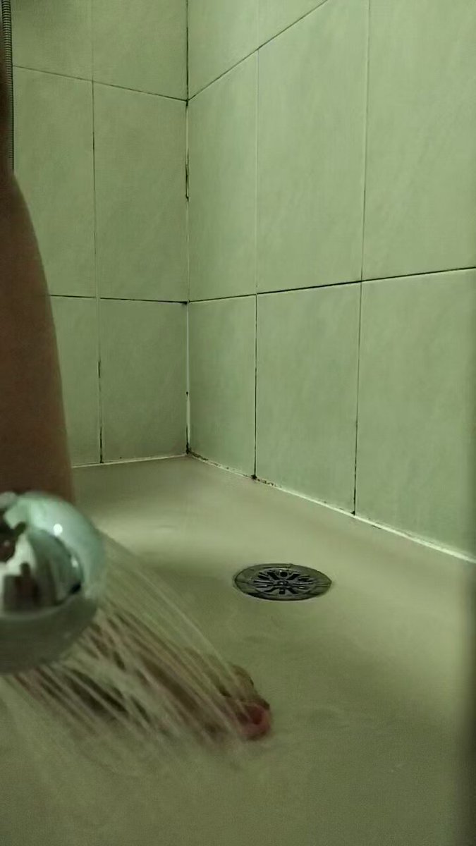 Buenos días de viernes eskoria inmunda! 😈 Quién va a adorarme los pies hoy como merezco? A quien voy a pisar la cabeza hoy? 😜
