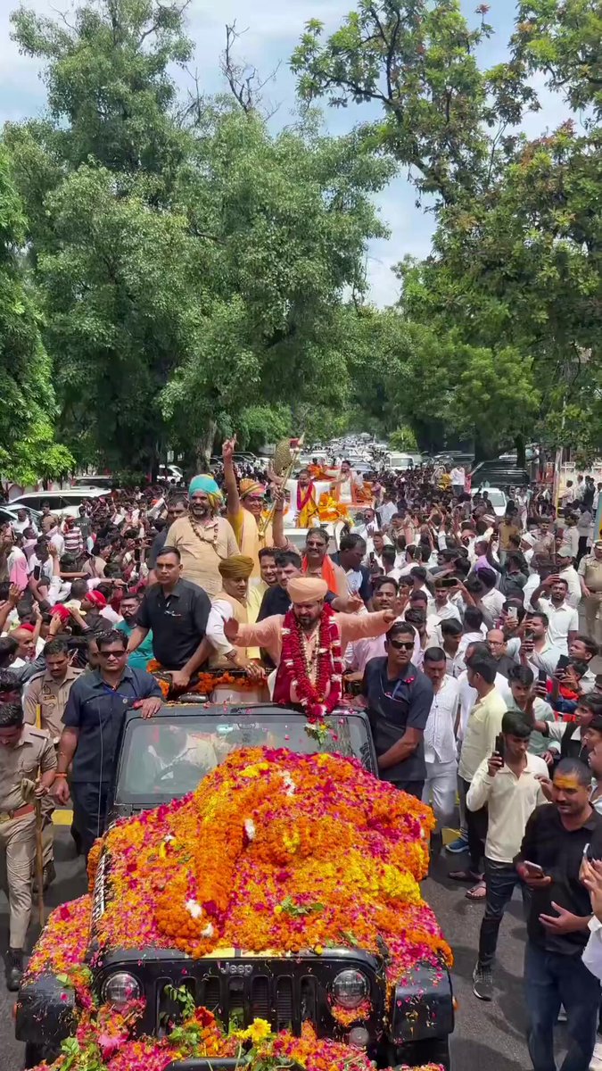 कोर्ट से बाइज्जत बरी होने के बाद बृजभूषण शरण सिंह ने अयोध्या में “सत्यमेव जयते” रैली निकाला। सैकड़ों गाड़ी का काफिला निकला ख़ुद पर केस करवाने के लिए हुड्डा परिवार को इन्होंने सीधे ज़िम्मेदार बताया। इस केस ने कई लोगों के झूठ की पोल खोल दिया है। भाई सच में देश से लेकर विदेश तक ऐसा माहौल बनाया गया था मानो….