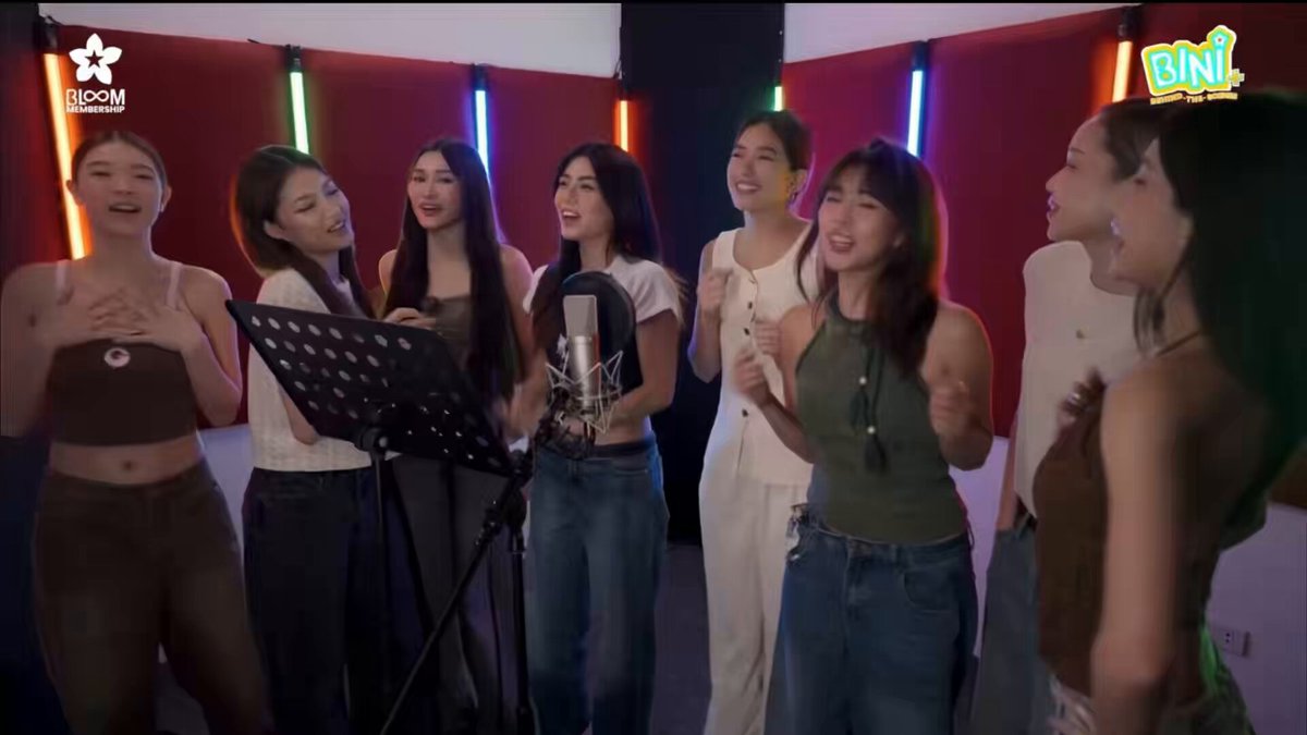 the director(?) was giving bini some cues, for the next set of lyrics then there’s staku sa huli, at tumalikod pa talaga 😭 HAHAHAHHA