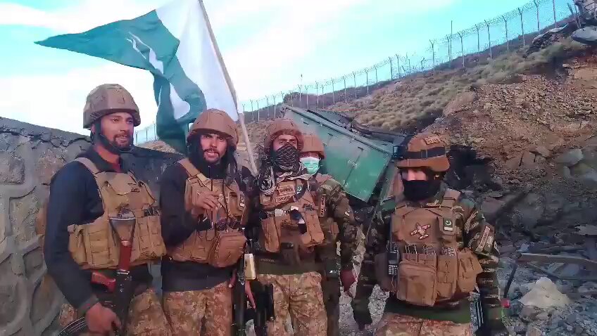 پاکستانی فوج کا افغان فوج کو دوٹوک پیغام۔ پاک فوج کے ایک جوان کا کہنا ہے کہ افغان فورسز نے پہلے حملہ کیا، جس کے بعد پاکستانی فوج نے بھرپور جوابی کارروائی کرتے ہوئے ان کی ایک پوسٹ کا کنٹرول حاصل کر لیا۔ جوان نے مزید کہا کہ اگر مستقبل میں دوبارہ ایسی کارروائی کی گئی تو پاکستانی فوج افغانستان کے اندر چلی جائے گی ۔۔۔