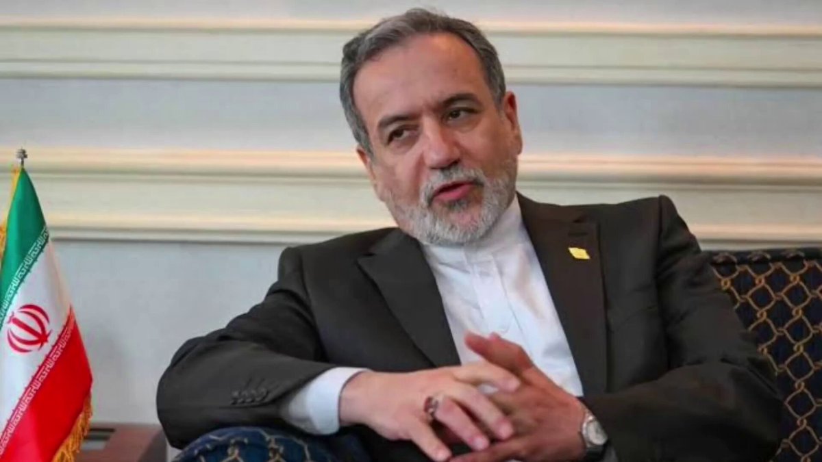 🇮🇷Gazeteci: "Savaşı kim kazandı?" 🇮🇷Araghchi: "Savaşı başlattıktan sonraki 48 saat içinde İran'ı ele geçirmeyi planlamışlardı." 🇮🇷Gazeteci: "Yani?" 🇮🇷Araghchi: "184. günündeyiz. Hürmüz Boğazı'nı kaybettiler. Orta Doğu'daki üslerini kaybettiler. Ve Trump sayesinde, Hürmüz'den 100 milyar dolar kazanacağız. Bana söyle, kimin kazandığını." 🔥🔥