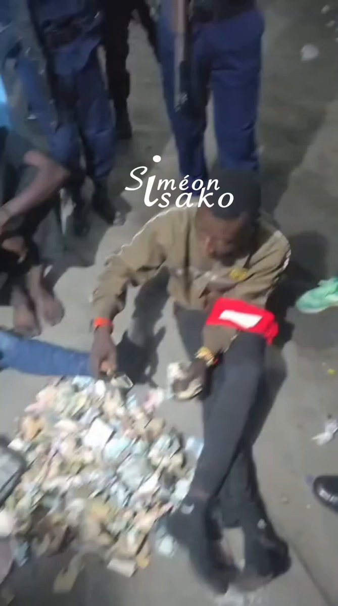 #RDC| 🔥🔥 #Kinshasa : joli coup de filet de la Police, qui a arrêté cette nuit plusieurs jeunes, visiblement des badauds, se présentant abusivement comme membres de la Force du Progrès de l’UDPS. Ils ont été appréhendés alors qu’ils rançonnaient des paisibles citoyens. Selon la Police, la procédure ayant conduit à leur arrestation a reçu la bénédiction d’Augustin KABUYA, SG et président a.i. de l’UDPS, qui entend ainsi contribuer à laver l’image du parti, gratuitement ternie par de nombreuses critiques à ce sujet. [Vidéo]
