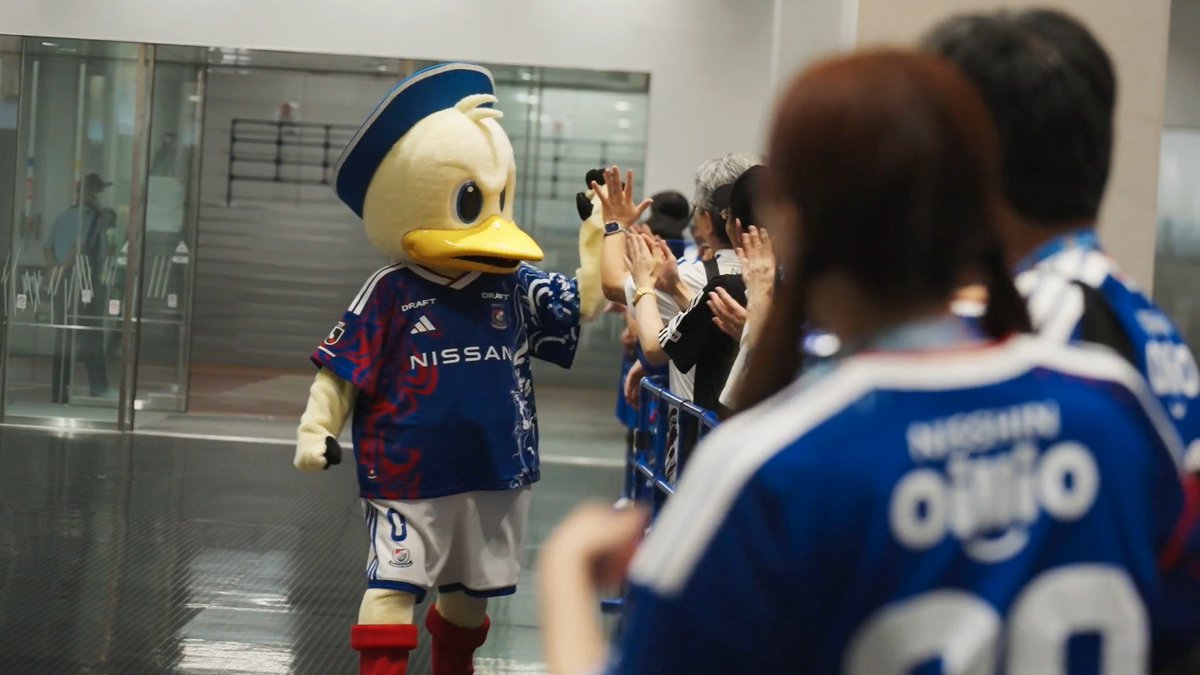 🎥現地独自カメラ🎥 選手たちの到着を前に🔥 マリノス君もお出迎えの準備はバッチリ!💪 🏆 明治安田J1リーグ 第1節 🆚 横浜F・マリノス vs 鹿島アントラーズ 🕢 19:25KO 🏟️ MUFGスタジアム 📺 DAZN / フジテレビ系列 #Jリーグ