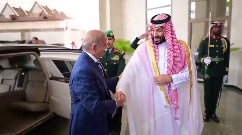 ولي العهد السعودي الأمير محمد بن سلمان يستقبل رئيس الوزراء الباكستاني شهباز شريف وقائد الجيش عاصم منير في قصر الصفا بمكة #العربية_عاجل