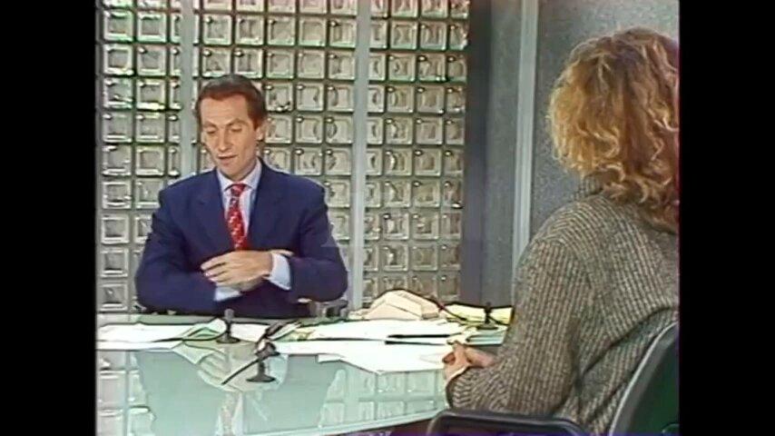 Née un 7 août, l'élégante Caroline Cellier disparue en 2020. William Leymergie l'interroge ici, à juste titre, sur le côté tardif de sa carrière au cinéma. Elle y répond parfaitement de sa voix au sfumato irrésistible.