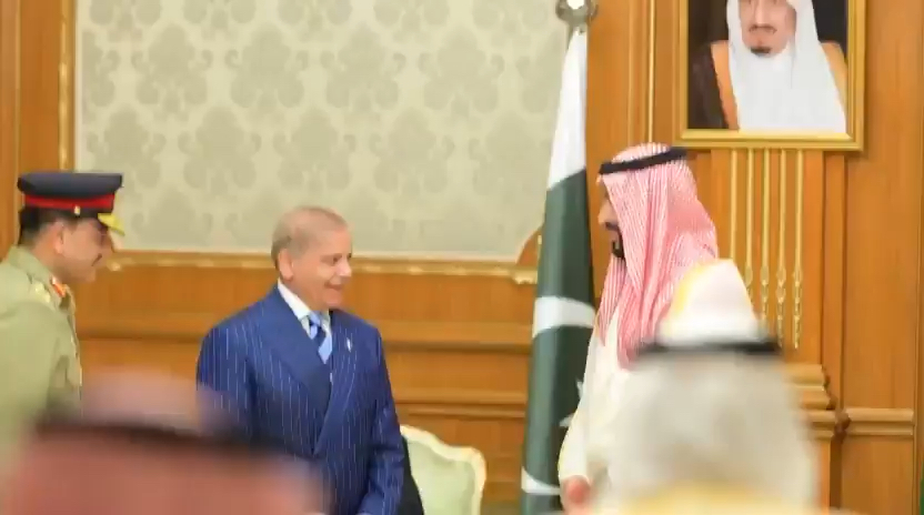 #فيديو | #ولي_العهد يستقبل رئيس الوزراء الباكستاني شهباز شريف وقائد الجيش عاصم منير في قصر الصفا بمكة المكرمة