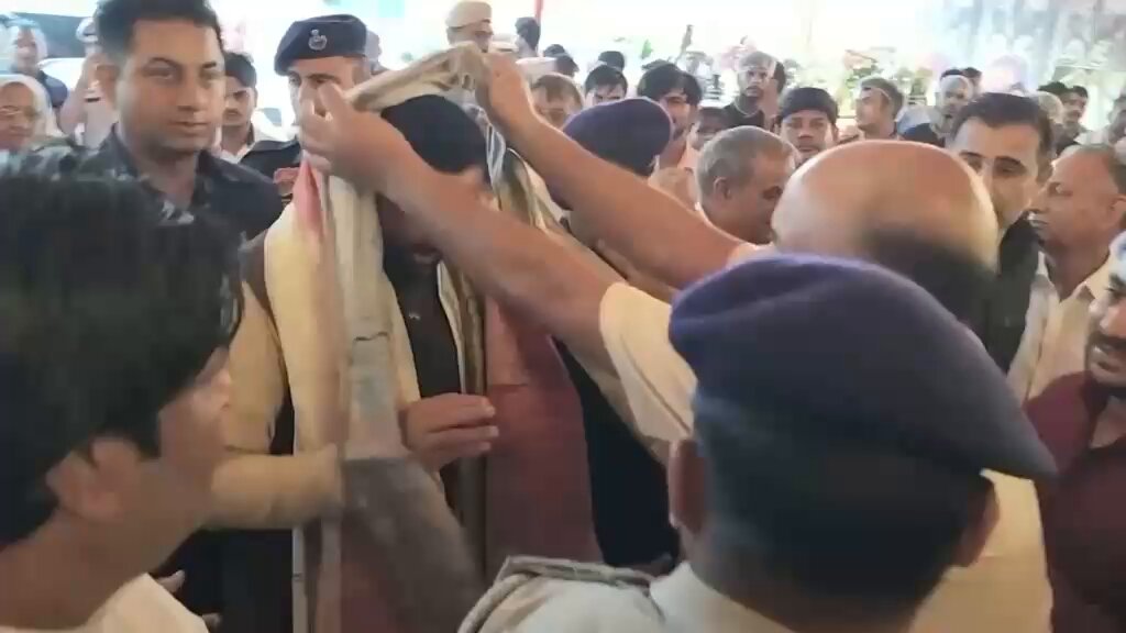 मुख्यमंत्री श्री Nayab Saini गुरुग्राम में कांवड़ शिविर पहुँचे। उन्होंने भगवान शिव की आराधना कर प्रदेश और प्रदेशवासियों की सुख-समृद्धि की कामना की। #NayabSinghSaini #Gurugram #KanwarYatra #HarHarMahadev