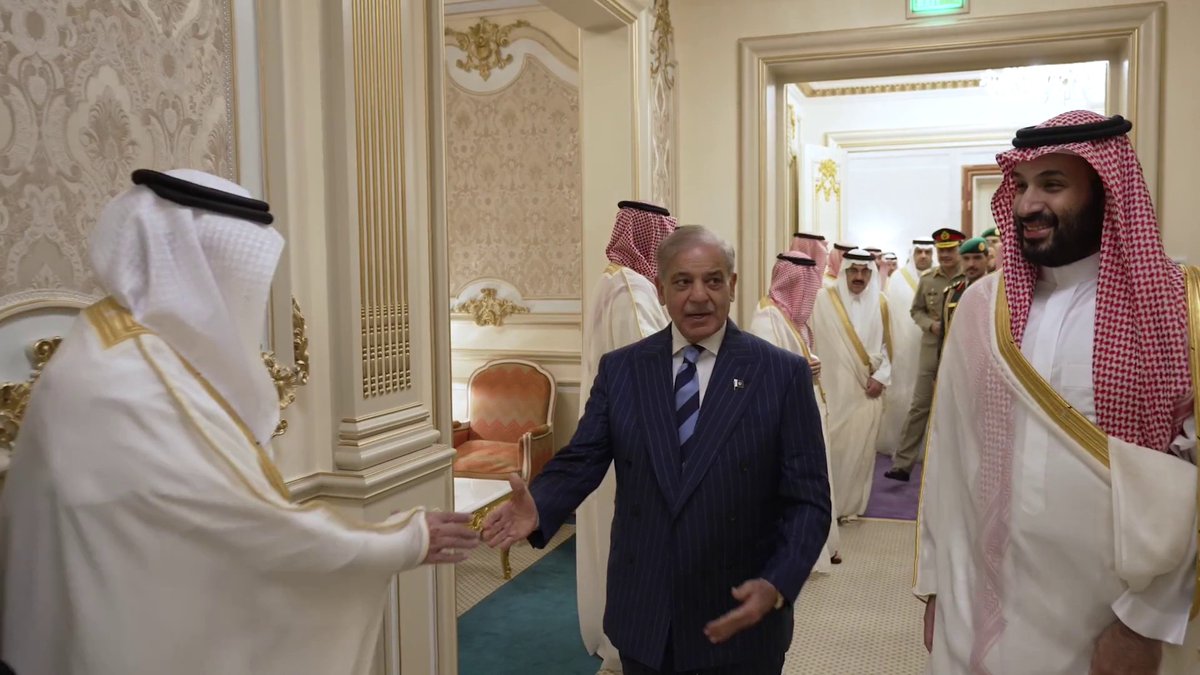 ولي العهد يستقبل رئيس وزراء باكستان في مكة