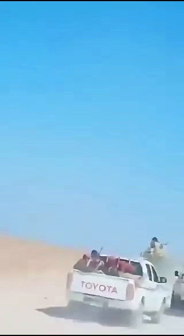 يحدث الآن هروب جماعي لمرتزقة السعودية الى الصحاري خوفاً من الاستهدافات المستمرة للقوات المسلحة اليمنية.