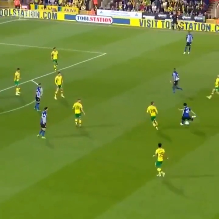 Random EFL screamer of the day 🤩 Fernando Forestieri - Sheffield Wednesday v Norwich - 2019 One of my absolute favourites this one 🤯