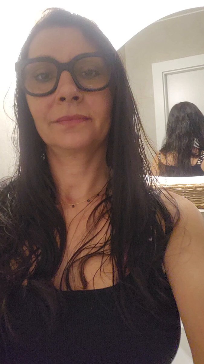 Straszny mam problem dzisiaj z wybraniem koloru na moje paznokcie moich Kròlewskich stòpek 👣 Myślę, że sie zdecyduję 🙄🫰