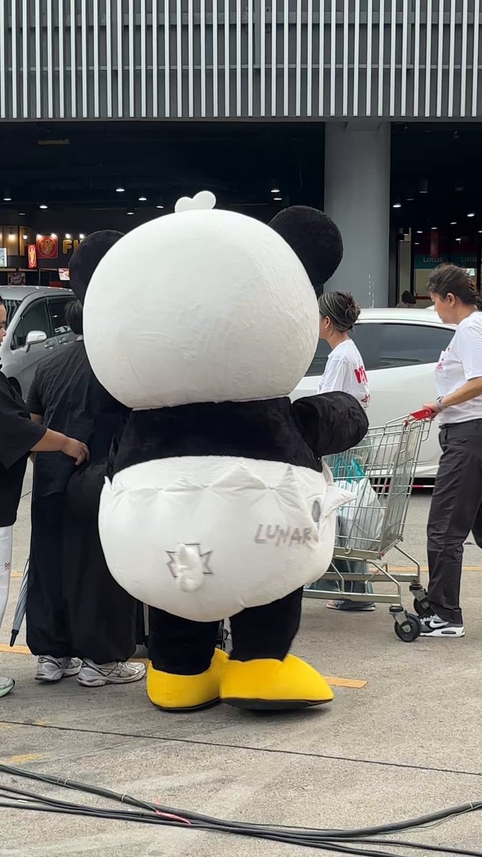 เดินต่อก ๆ แต่ก ๆ แล้วหันกลับมาหายายอยู่อย่างนั้น เดี๋ยวก็ออกมาเจอกันอีกอ้วม LUNAR DANCE WITH ISUZU #YuuchanxLunar #LUNAR