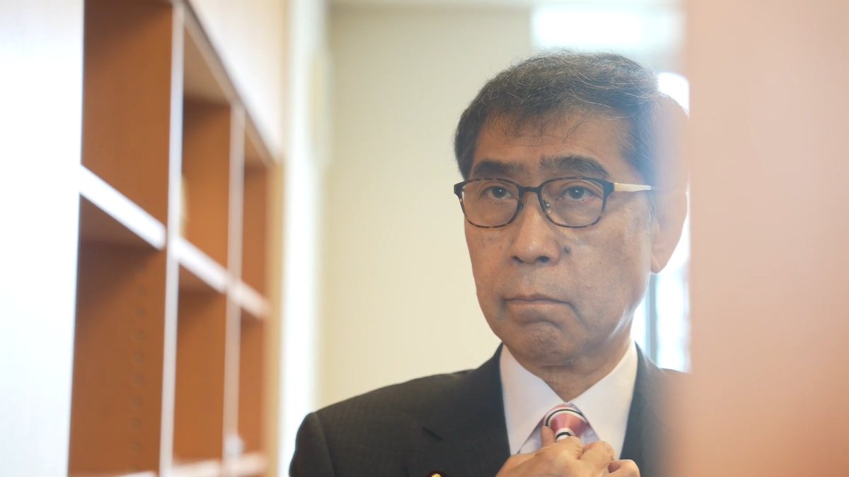 今、本当にこの国は、 大変な状況にあります。 私は25年5カ月ぶりに、 国政、衆議院に戻って参りました。 当時と違い、 圧倒的多数の与党のもとにですね、 非常に危惧するのは、 自由を脅かす、あるいは思想を管理するような、 そんな法案が次々に圧倒的多数のもとに通っていく。 例えば国家情報局、先日発足いたしました。 この設置法案でありますとか、 国旗を損壊したら罰せられるというような法律。 この自由を脅かすだけではなくて、 今や健康を脅かす、あるいは命を脅かすような法律。 これも次々に出されてるんですね。 そうした中で、 命の危機、そして、 健康の危機にいる人がたくさんいる。 こんな中で私ども、 今後、新しい党名になりますが、 私たちこそ、こういった、生きることが困難だったり、 生きていくことが本当に様々なハンディキャップの中で、 難しかったりする人たちに対する 真っ向から政府に対峙する政策を提案できる 一番の政党だと考えております。 選挙が終わって、新しいスタートをこれから切るわけですから、 ぜひノーサイドという精神でですね、 一致団結して同じ目標に進んでいく。 そんな党の代表として、微力ながら、 全力を尽くしていきたいと考えております。 いのちの党 代表 山本ジョージ (2026年8月5日 記者会見より) 記者会見のフル動画はこちら>> #いのちの党 #いのち
