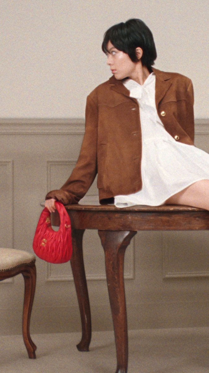 The distinctive motif of the iconic matelassé highlights Miu Miu’s craftsmanship. Discover 2026 Leathergoods campaign via Creative Director: #MiucciaPrada Art Direction: Christopher Simmonds Zhao Jinmai filmed by Steven Meisel Styling: Lotta Volkova #MiuWander #MiuMiu