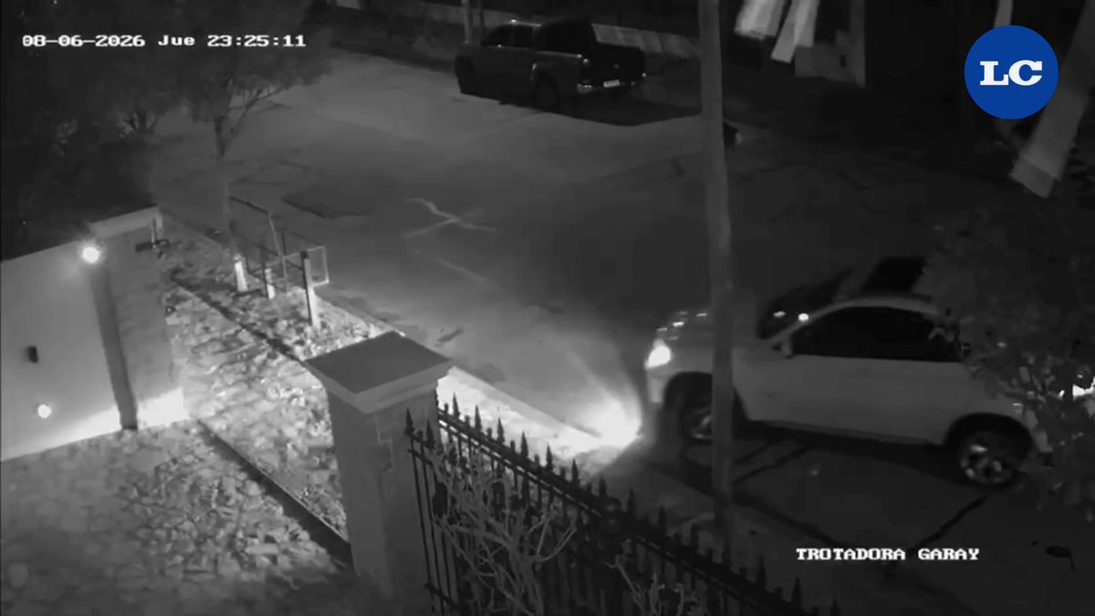 Intentó entrar a una casa durante una posible entradera, pero se le trabó el pie en el portón 🔴